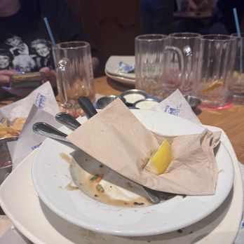 Islands Restaurant - Dirty dishes not picked up - Burgers Near Me - Northridge, California Islands Restaurant - Dirty dishes not picked up - Burgers Near Me - Northridge, California