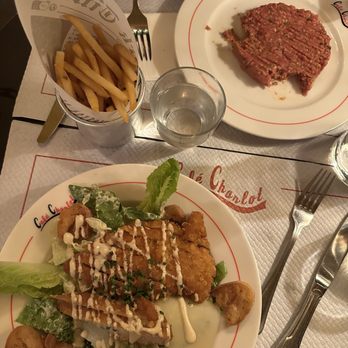 Café Charlot - Caesar salad with chicken, beef tartar - Cafes Near Me - Paris, 75