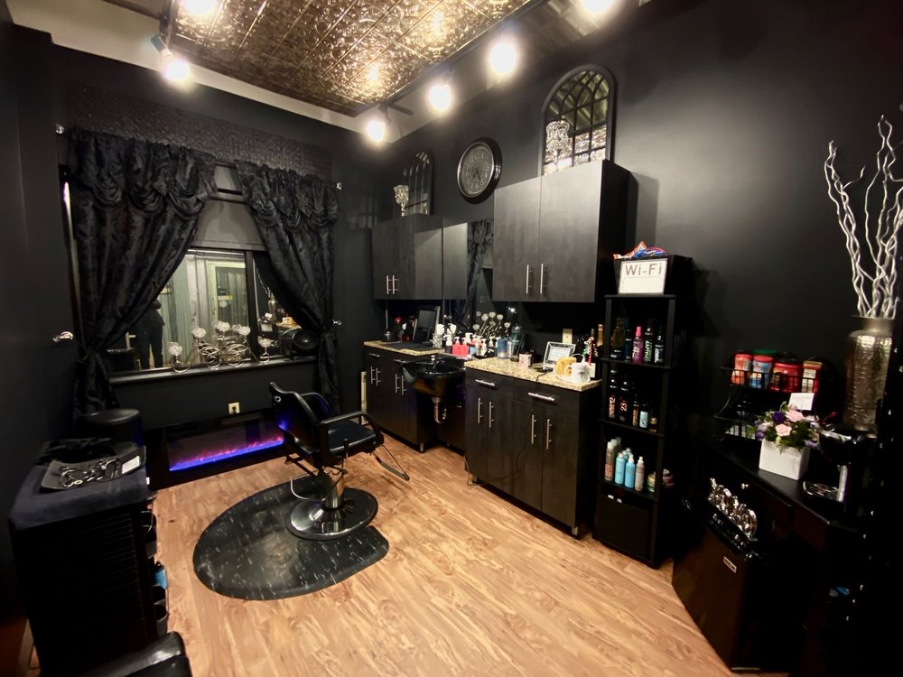 LINDSAY ADAM SALON VAMP 2801 Hennepin Ave, Minneapolis, Minnesota