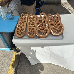 The pretzels on the serving tray