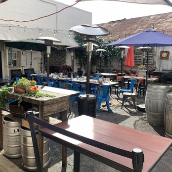 Twisted Oak Tavern - Outside seating - American Near Me - Camarillo, California