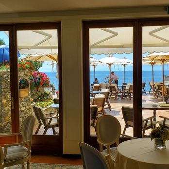 Hotel Cenobio dei Dogi - Nice lounge and bar looking on to the terrace where you can enjoy drinks, lunch or dinner. - Hotels Near Me - Camogli, GE