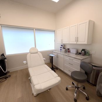 Skin Savvy - Treatment room - Skin Care Near Me - Hermosa Beach, California Skin Savvy - Treatment room - Skin Care Near Me - Hermosa Beach, California