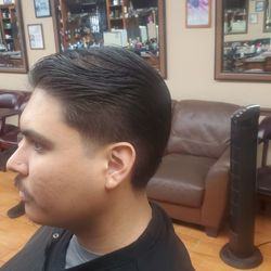 The New York Barber Shop - Feathered back middle part with .5 taper by Roman