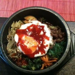 Bibimbap im traditionellen heißen Steintopf serviert, sehr lecker!