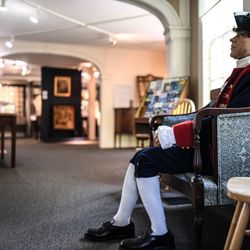 John Paul Jones Historic House - Take a selfie with JPJ himself! (Yes, he's a bit corny, but we  him!)  Photo by Raya on Assignment.