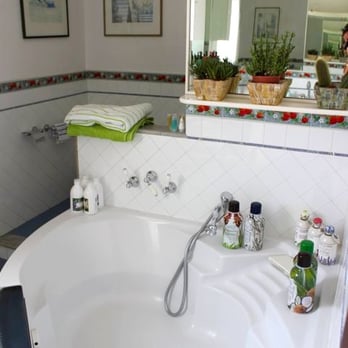 Attic 12 B&B - bagno con doccia e vasca 2 posti di Attic 12 b&b - Bed & Breakfast Near Me - Palermo, Pennsylvania