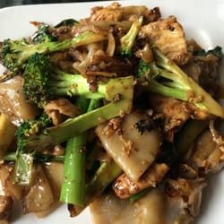 Mana Thai Cuisine - Pad se ew with chicken! Yum