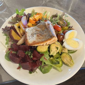 Bear Branch Tavern - Salmon Nicoise Salad - New American Near Me - Vienna, Virginia
