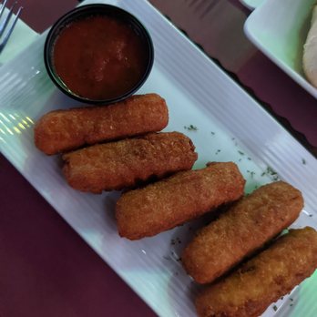 Headliner Bar & Grill - Mozzarella sticks - Sports Bars Near Me - Hicksville, New York Headliner Bar & Grill - Mozzarella sticks - Sports Bars Near Me - Hicksville, New York