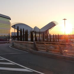 Lyon - Stylischer Airport, entworfen vom Spanier Calatravas.
