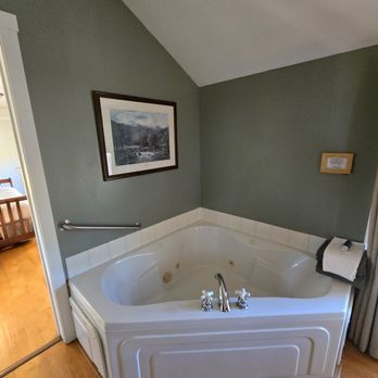 Miller Tree Inn - Bed & Breakfast Near Me - Forks, Washington