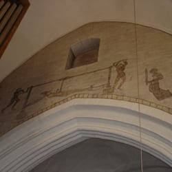 Heiliggeistkirche - Wandmalerei : "Grillrunde mit nacktem Bischoff und dessen Intestinum tenue"