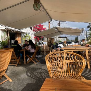 Blueys Kitchen - Outdoor seating - Cafes Near Me - Santa Monica, California