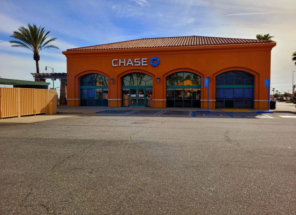 CHASE BANK Updated August 2024 20 Reviews 1905 N Campus Ave