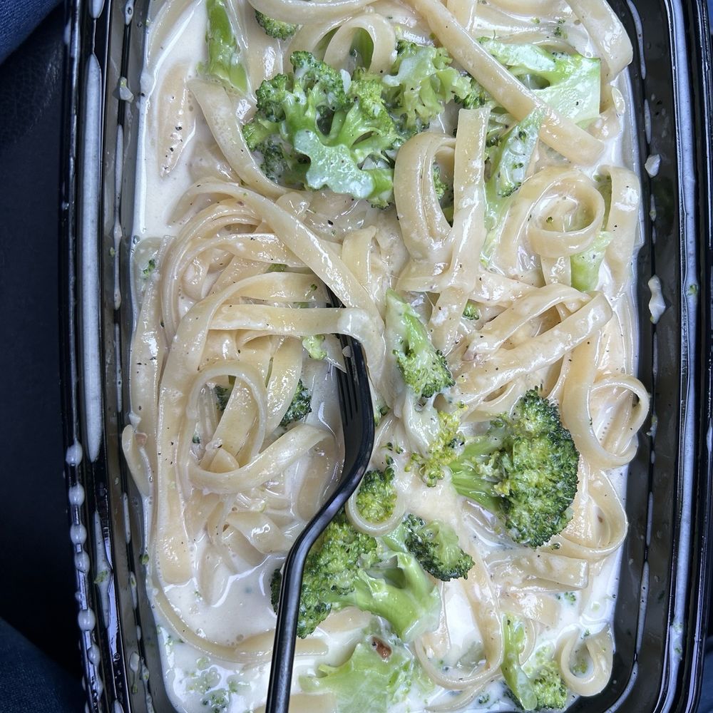 Francesca's Italian Kitchen - Fettuccine Alfredo with broccoli - Italian Near Me - Temecula, California Francesca's Italian Kitchen - Fettuccine Alfredo with broccoli - Italian Near Me - Temecula, California