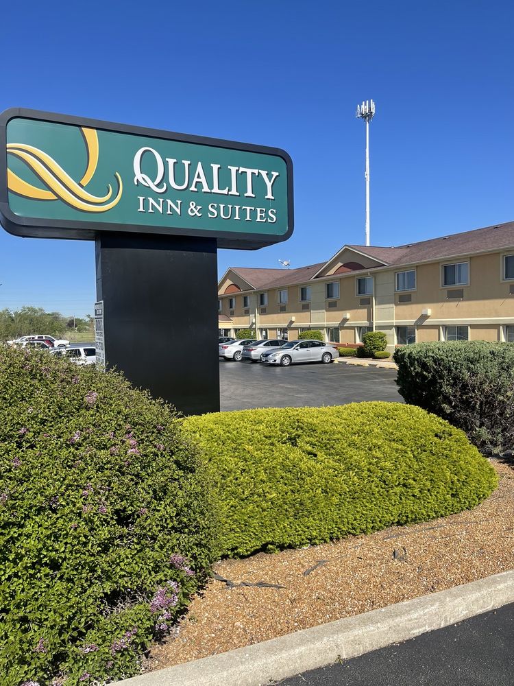 QUALITY INN & SUITES SOUTH Updated June 2024 31 Photos 135 S