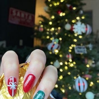 Luxor Nails and Spa - Christmas nails done with dip powder - Nail Salons Near Me - Gladstone, Oregon