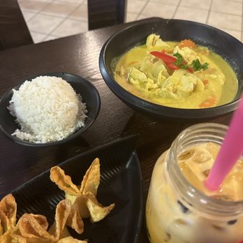 Ocean Thai Cuisine - Curry Chicken Soup Thai Iced Tea white rice and cream cheese wontons - Thai Near Me - Oceanside, California