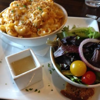 Wallaby's Bar & Grille - Mac & Cheese with a side salad (vanilla vinegarette dressing) - Sports Bars Near Me - Ames, Iowa