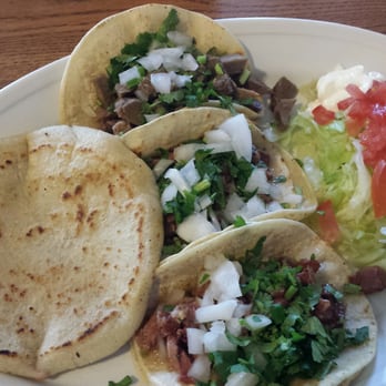 Los Compayes - Dos checete tacos, un lengua, un papusa y menudo. Muy bueno - Mexican Near Me - Omaha, Nebraska