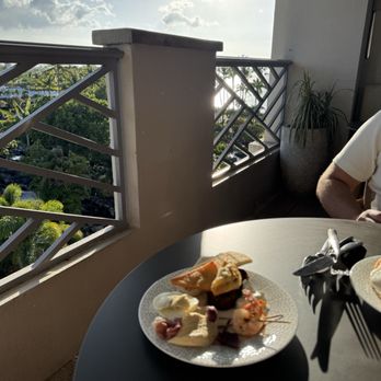 Fairmont Orchid - Gold experience canapé hour - Hotels Near Me - Kohala Coast, Hawaii