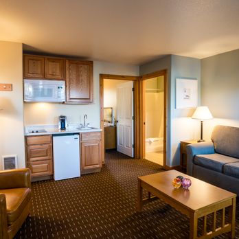 Lighthouse Inn - Living room, first floor pet friendly room - Hotels Near Me - Cannon Beach, Oregon
