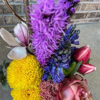 Dragonfly Floral - A florist that really listened to create an even more stunning piece. - Florists Near Me Dragonfly Floral - A florist that really listened to create an even more stunning piece. - Florists Near Me