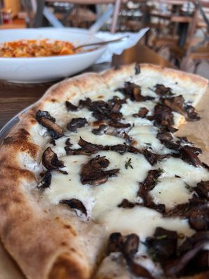 Pizzeria Mercato by null