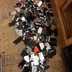 Jullian Wirless - Lot broken screesns, !!!!!! it just take us less than 20m to replace an iphone screen