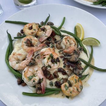 Louie's Backyard - Shrimp, bacon, mushrooms, and grits - New American Near Me - Key West, Florida