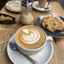 Café BUN - Cappuccino and cookie