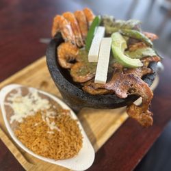 Cocos Mariscos & Bar Snohomish - Molcajete Coco