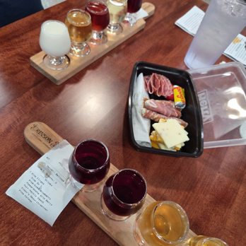 Cat’s Paw Winery - Wine flights/slushy and Charcuterie box - Wineries Near Me - Blacksburg, South Carolina Cat’s Paw Winery - Wine flights/slushy and Charcuterie box - Wineries Near Me - Blacksburg, South Carolina