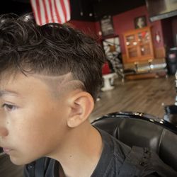 M&J Barbershop VIP - Taper, design and texture in the top