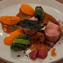 Pure Wine & Food - Spanferkelrücken, schwarzer Knoblauch, Süßkartoffel, Schwarzkohl / Saddle of suckling pig, black garlic, sweet potato. 2025 01 21. M0.