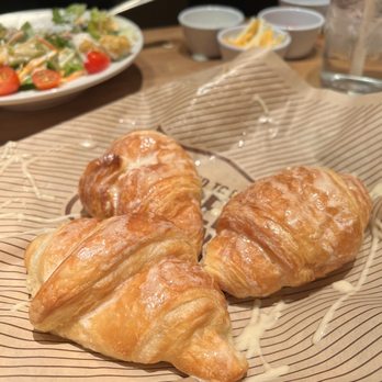 Cheddar's Scratch Kitchen - Amazing rolls - American Near Me - Lansing, Michigan