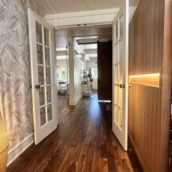 Coco Art & Spa - Hall between entry and relaxation area. A natural wood screen is used for additional privacy.