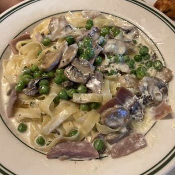 Mandola's Italian Kitchen - Fettuccine Alfredo w/ Prosciutto, Mushrooms and Peas. - Italian Near Me - Cedar Park, Texas