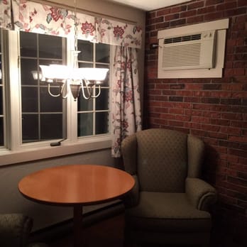 Green Acres Inn - Sitting table by window - Hotels Near Me - Kingston, Ontario Green Acres Inn - Sitting table by window - Hotels Near Me - Kingston, Ontario