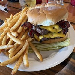 Lakeshore Bar & Grill - Man burger