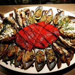 Restaurant Athene - Vorspeisenplatte // Paprika Florinins gefüllt mit Feta-Käse, Muscheln, Sardinen und Auberginensalat
