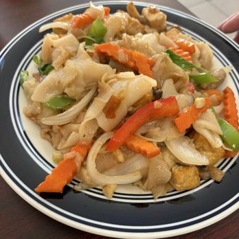 Baanthai Cuisine - Drunken noodle with tofu - Thai Near Me - Yuba City, California Baanthai Cuisine - Drunken noodle with tofu - Thai Near Me - Yuba City, California