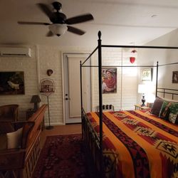 Cat Mountain Lodge & Roadside Inn - Inside the Frieda room - very comfy!
