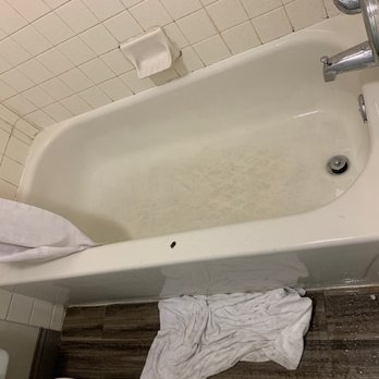 La Quinta Inn by Wyndham Phoenix Thomas Road - Dirty tub - Hotels Near Me - Phoenix, Arizona