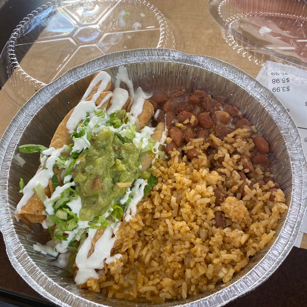 Taquitos con carnitas, rice and beans