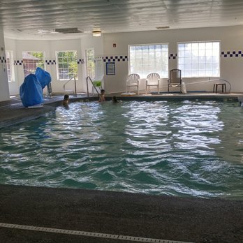 Quality Suites - Pool, in the far left corner is the hot tub. - Hotels Near Me - Keizer, Oregon Quality Suites - Pool, in the far left corner is the hot tub. - Hotels Near Me - Keizer, Oregon