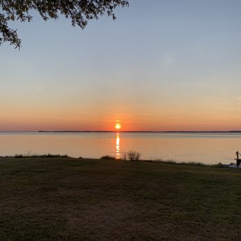 Wades Point Inn On The Bay - Hotels Near Me - McDaniel, Maryland