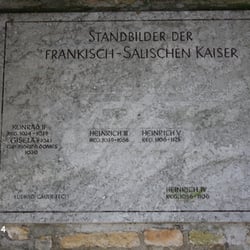 Kaiser-Statuen