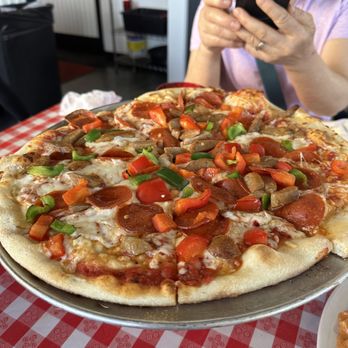 Mama D's - Medium Cheese pizza with pepperoni, sausage, and bell peppers - Pizza Near Me - Torrance, California